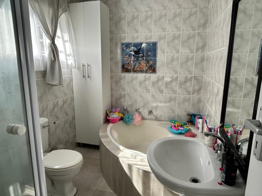 5 Bedroom Property for Sale in Sunrise On Sea Eastern Cape